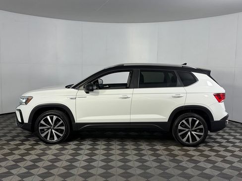 Used 2023 Volkswagen Taos SE w/ Panoramic Sunroof Package FWD image 12
