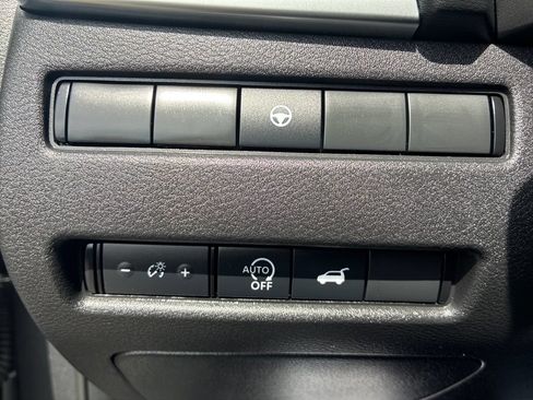 Used 2025 Nissan Rogue SL AWD/4WD image 30