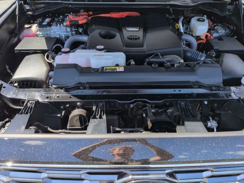 Used 2025 Toyota Sequoia Platinum AWD/4WD image 22