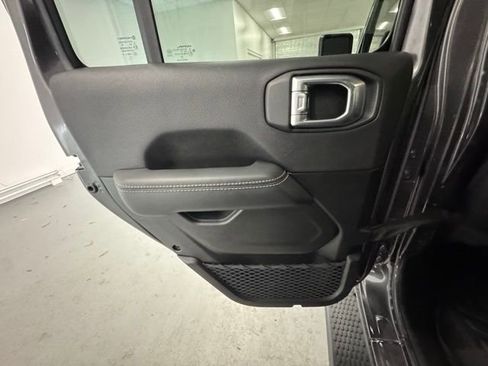 Used 2022 Jeep Wrangler Unlimited Sahara image 9