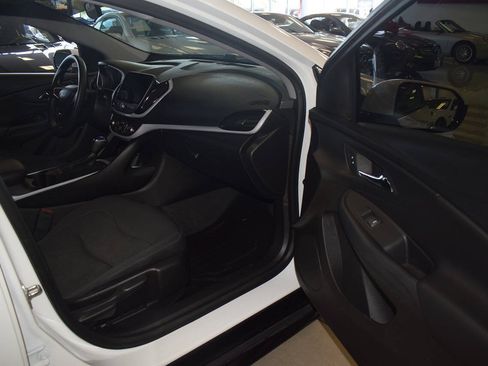 Used 2018 Chevrolet Volt LT FWD image 16