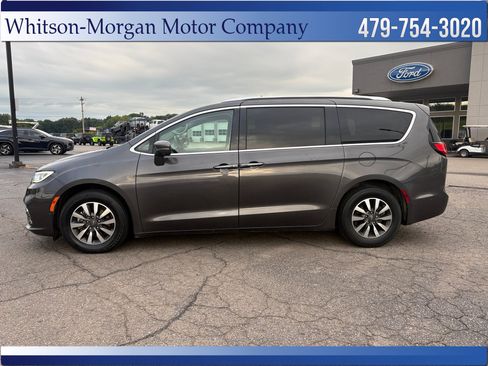 Used 2021 Chrysler Pacifica Touring-L w/ Uconnect Theater Family Group FWD image 2