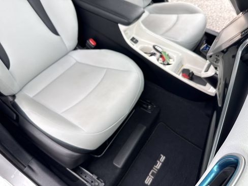 Used 2018 Toyota Prius Four w/ Advanced Technology Package FWD image 32