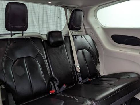 Used 2023 Chrysler Pacifica Touring-L FWD image 19