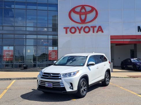 Used 2019 Toyota Highlander Plus AWD/4WD image 1