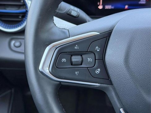 Used 2025 Chevrolet Trax LT w/ LT Convenience Package FWD image 8