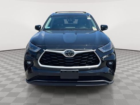 Used 2021 Toyota Highlander XLE AWD/4WD image 2