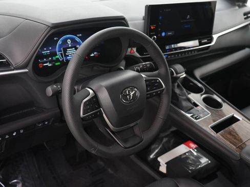 Used 2025 Toyota Sienna Limited AWD/4WD image 24