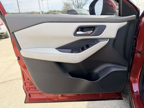 Used 2024 Nissan Rogue SV image 14