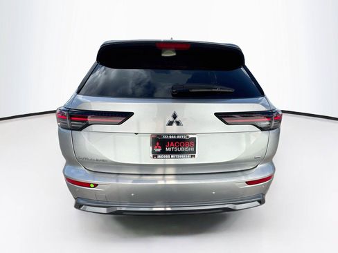 Used 2025 Mitsubishi Outlander SE AWD/4WD image 4