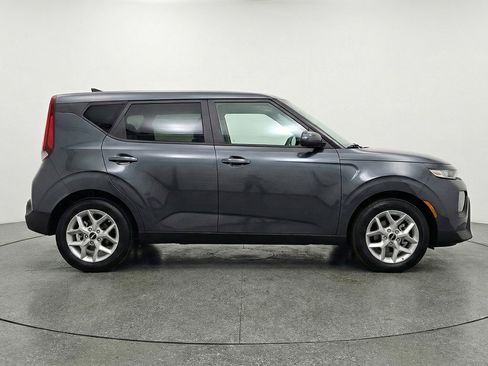Used 2025 Kia Soul LX w/ LX Technology Package FWD image 11