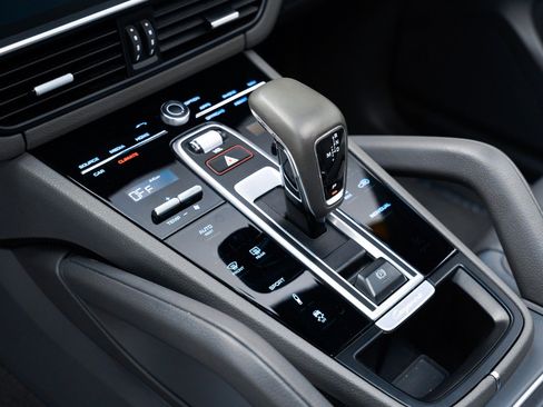 Used 2022 Porsche Cayenne image 28