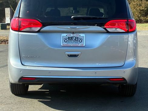 Used 2020 Chrysler Pacifica Touring-L image 4