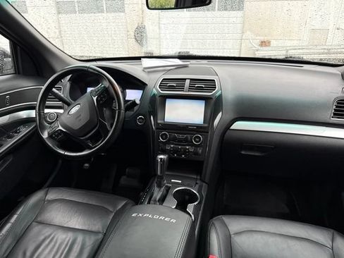 Used 2016 Ford Explorer XLT w/ Equipment Group 202A FWD image 9