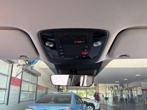 Used 2026 Kia Carnival FWD image 17
