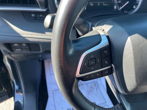 Used 2024 Toyota Highlander LE image 11