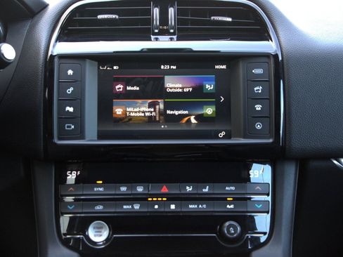 Used 2018 Jaguar F-PACE Premium image 32