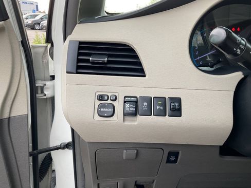 Used 2011 Toyota Sienna Limited w/ Premium Pkg AWD/4WD image 16