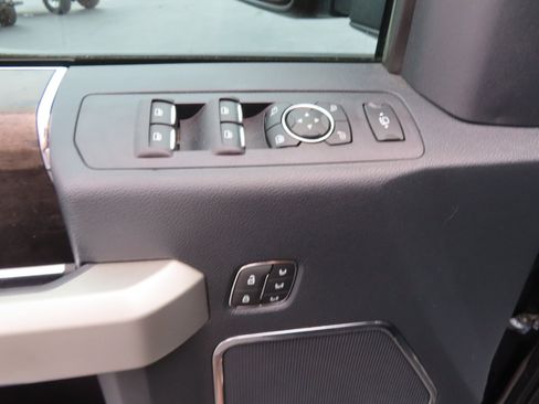 Used 2022 Ford F250 Lariat w/ Black Appearance Package image 28