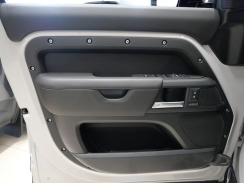 New 2026 Land Rover Defender 130 X-Dynamic SE AWD/4WD image 4