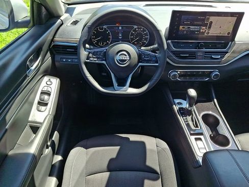 Used 2024 Nissan Altima 2.5 SV w/ SV Premium Package FWD image 11