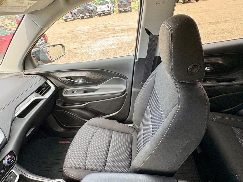 Used 2024 GMC Terrain SLE w/ Driver Convenience Package FWD image 15