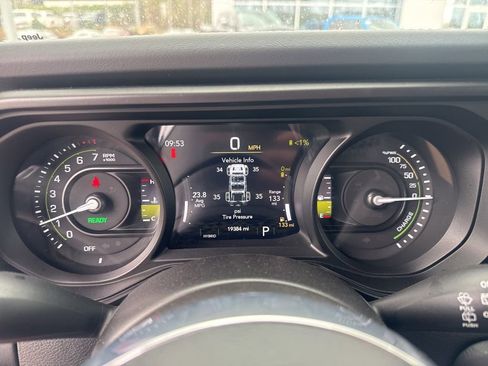 Used 2025 Jeep Wrangler Unlimited Sahara image 13