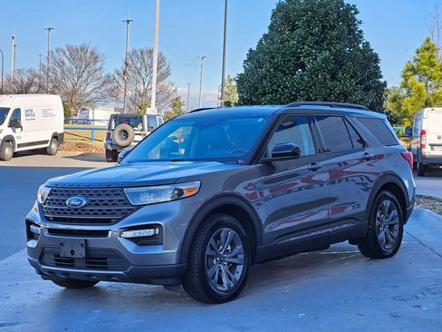 Used 2022 Ford Explorer XLT w/ Equipment Group 202A image 3