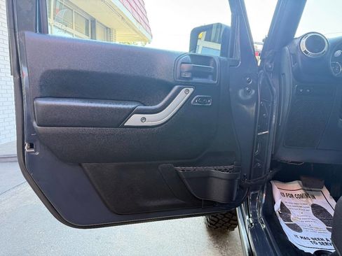 Used 2017 Jeep Wrangler Unlimited Rubicon w/ Cold Weather Group image 15