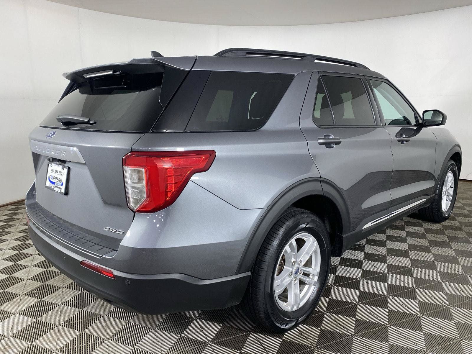 Used 2024 Ford Explorer XLT AWD/4WD image 7