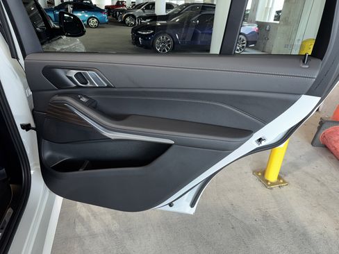 Certified 2025 BMW X7 xDrive40i w/ M Sport Package image 11