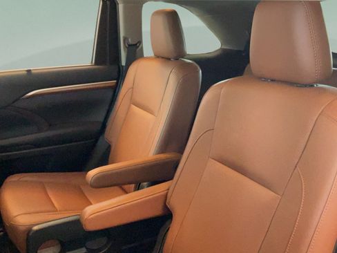 Used 2019 Toyota Highlander Limited Platinum FWD image 30