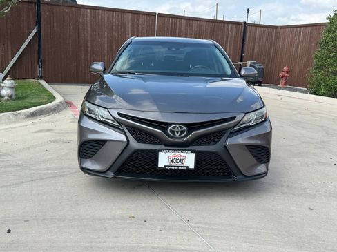 Used 2018 Toyota Camry SE image 1