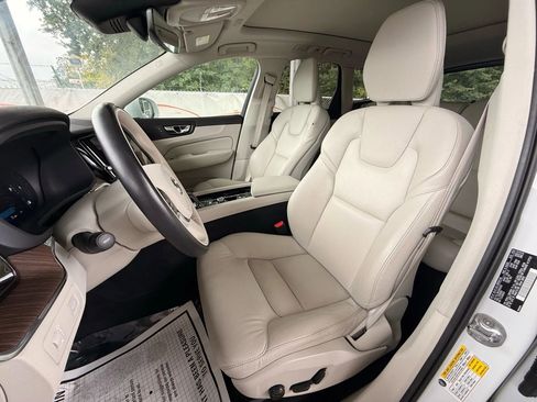 Used 2022 Volvo XC60 B5 Momentum image 16