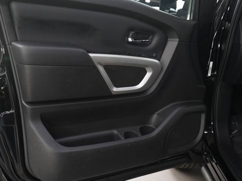 Used 2024 Nissan Titan SV w/ SV Convenience Package image 17
