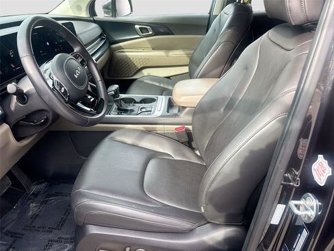 Used 2025 Kia Carnival FWD image 24