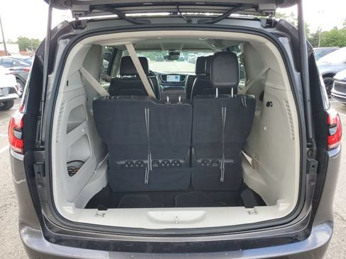 Used 2023 Chrysler Pacifica Touring-L FWD image 37