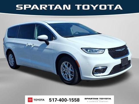 Used 2023 Chrysler Pacifica Touring-L FWD image 4