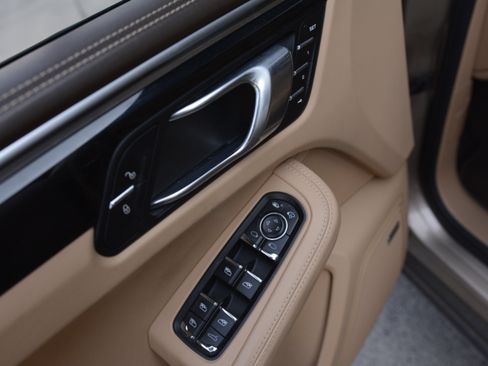 Certified 2018 Porsche Macan AWD/4WD image 14