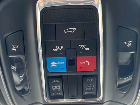 Used 2025 Jeep Grand Cherokee Laredo X w/ Luxury Tech Group I AWD/4WD image 32