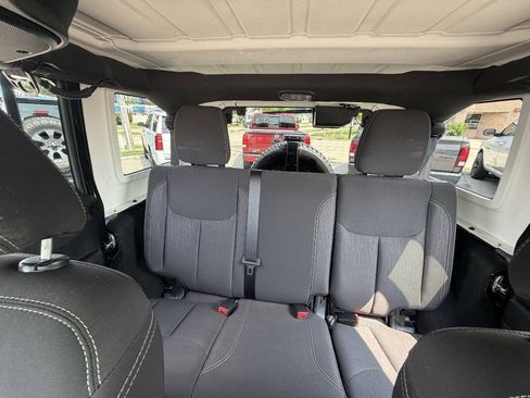 Used 2018 Jeep Wrangler Unlimited Sahara w/ Dual Top Group AWD/4WD image 26
