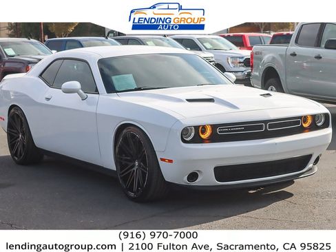 Used 2019 Dodge Challenger SXT image 5