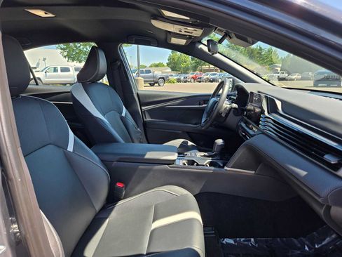 Used 2025 Toyota Camry SE FWD image 11