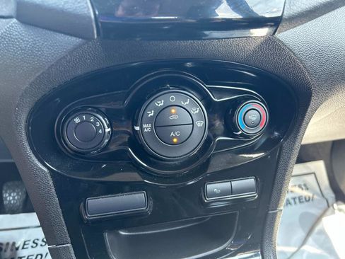 Used 2015 Ford Fiesta SE image 29