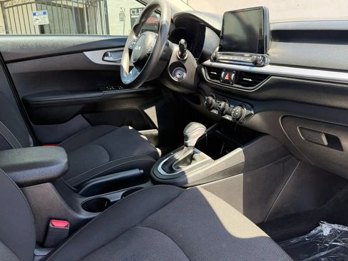 Used 2022 Kia Forte LXS w/ LXS Technology Package FWD image 5