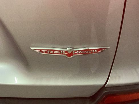 Used 2019 Jeep Cherokee Trailhawk image 18