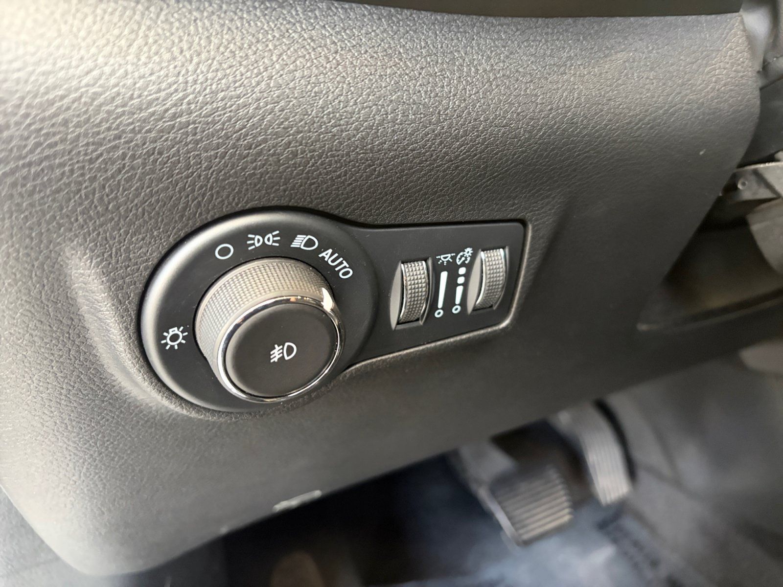 Used 2025 Jeep Compass Latitude w/ Convenience Group AWD/4WD image 31