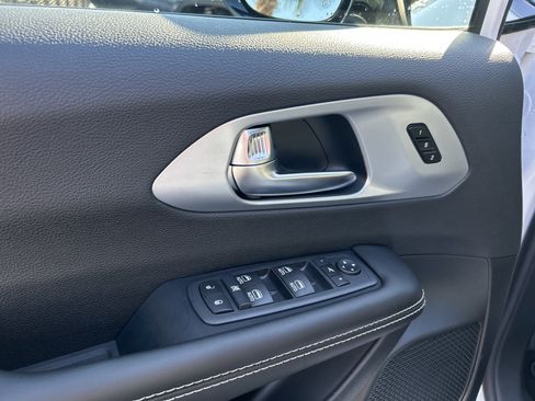 New 2026 Chrysler Pacifica Limited image 12