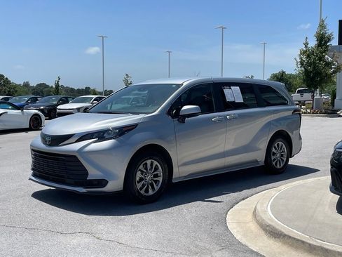 Used 2025 Toyota Sienna LE FWD image 4
