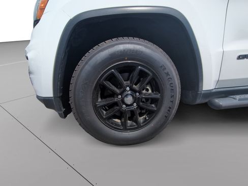 Used 2018 Jeep Grand Cherokee Laredo AWD/4WD image 9